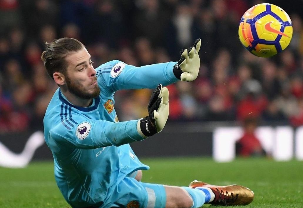 在足球比赛时例如守门员被红牌罚出场的话，那谁来守门？