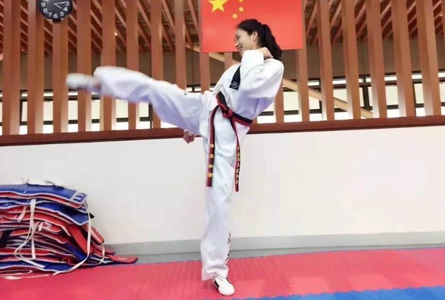 貌美女子深夜遭3男子尾随，她的哪些自救堪称经典？