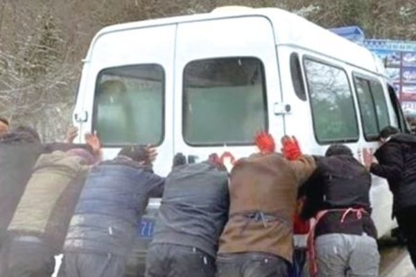 承德一救护车雪中打滑无法爬坡，8名车主自发推车手被冻得通红，你怎么看？