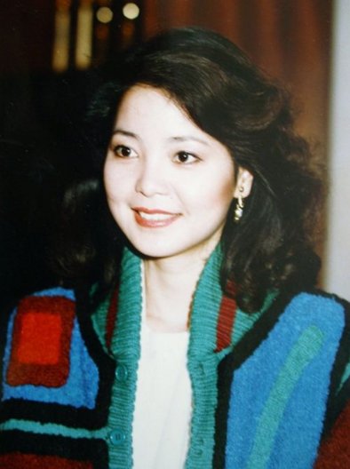 愿时光匆匆流过我只在乎你 这是那首歌的歌词？第一个哦