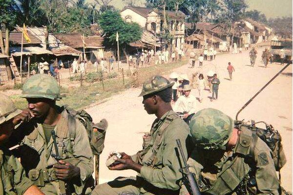 美国与越南进行丛林战争期间，为何美国不直接采用放火烧山的战术呢？