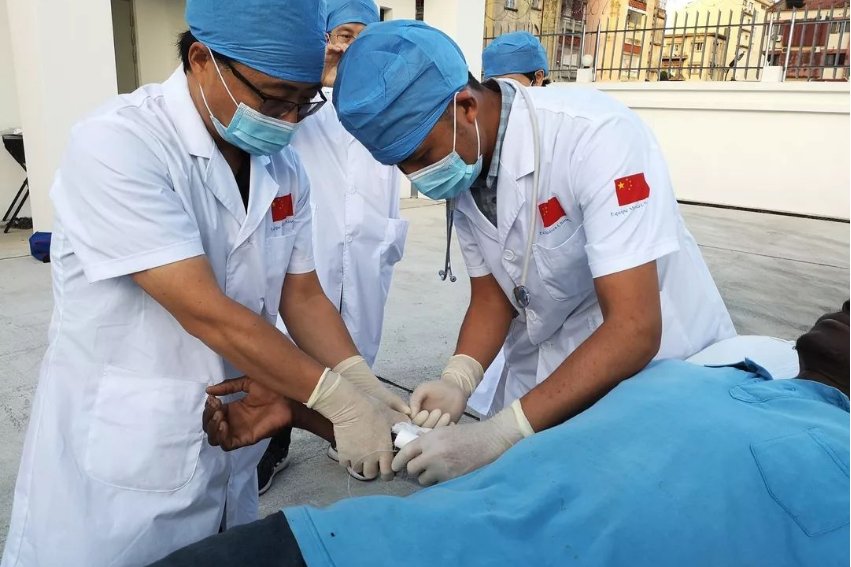 落井下石的反义词