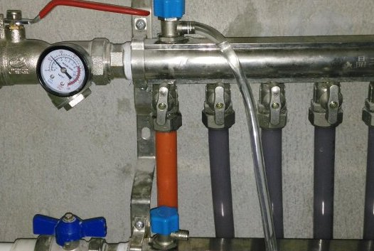 暖气为什么放水放不热呢？