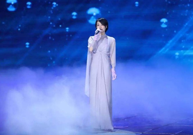 王菲那我在人群中多看你一眼的歌叫啥名呀