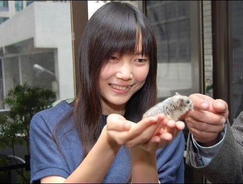 兽医简稚澄因给狗狗安乐死被网暴，随后自己注射了针剂，对此你怎么看？