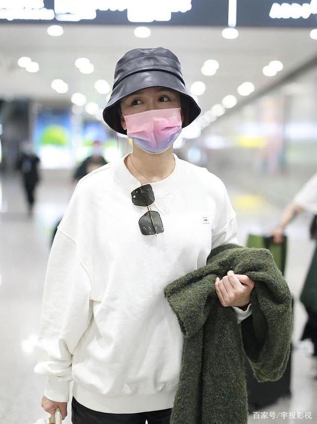 娄艺潇的衣品越来越好，穿皮短裤配过膝长筒袜，这样的她你觉得好看吗？