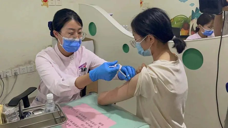 无锡回应村民未打疫苗被取消医疗福利，这一举措有何不妥之处？