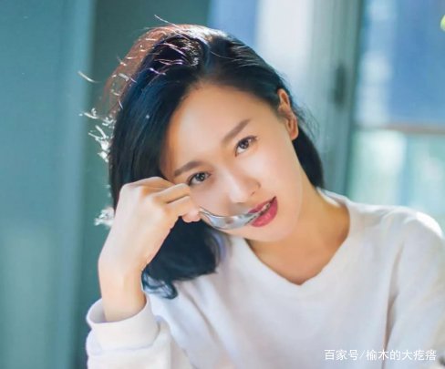 潘长江女儿潘阳30岁嫁给石磊成总裁夫人,如今过得怎么样?