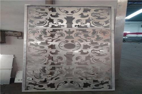 玻璃的材质很坚硬，人们是怎么在上面刻出花纹的？