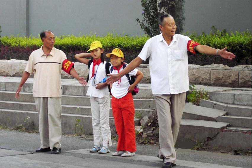 落井下石的反义词