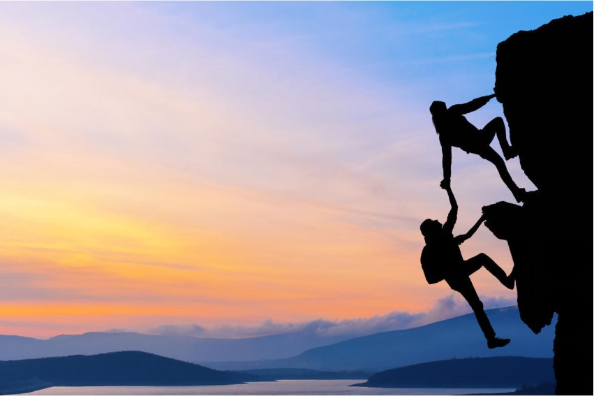 落井下石的反义词