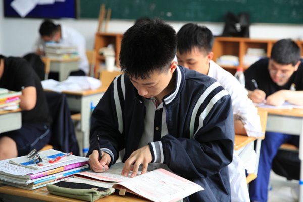 毛泽东写 七律长征 的背景