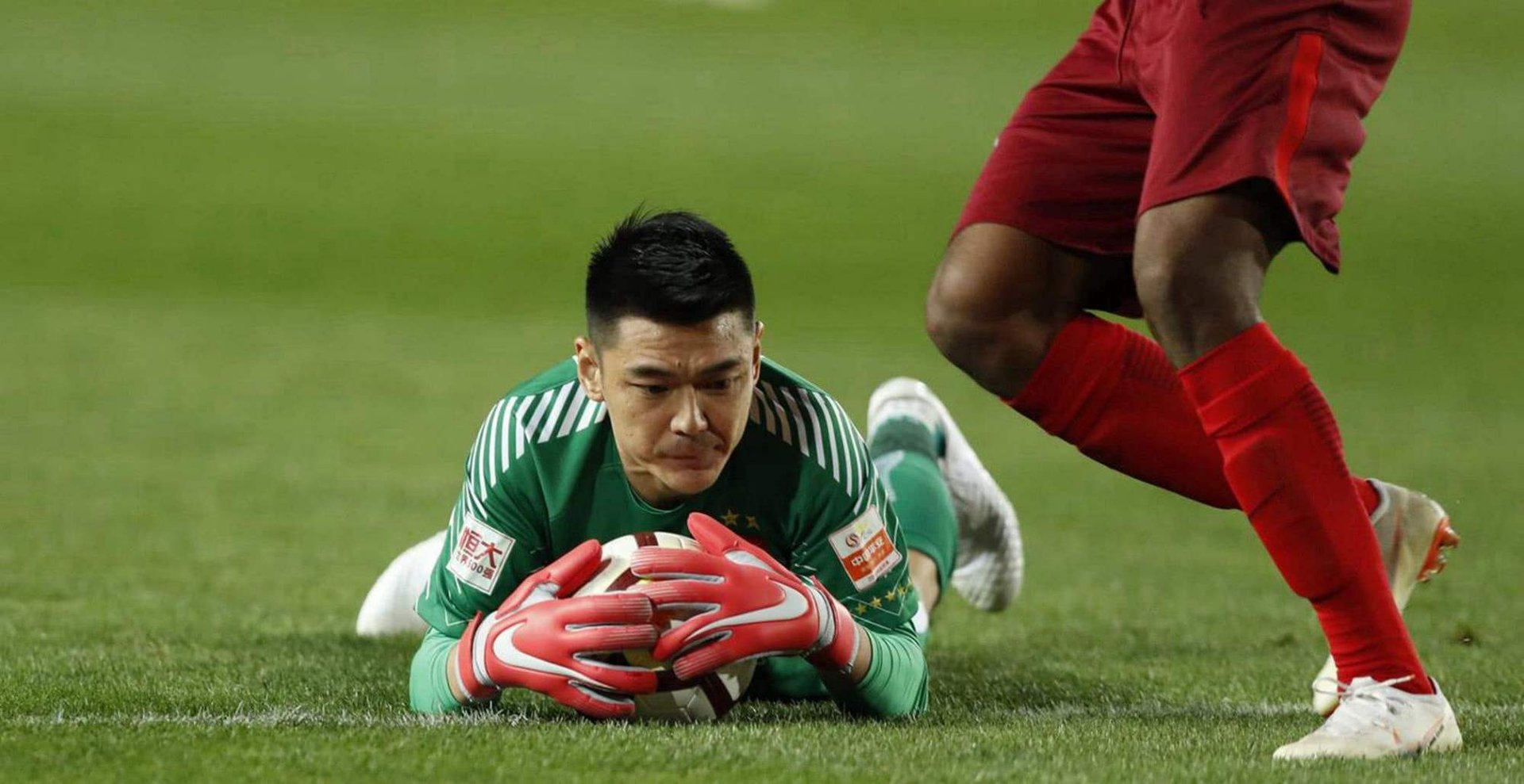 在足球比赛时例如守门员被红牌罚出场的话，那谁来守门？