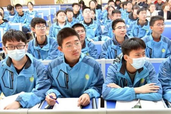 淡极始知花更艳,愁多焉得玉无痕。”是谁的诗句: