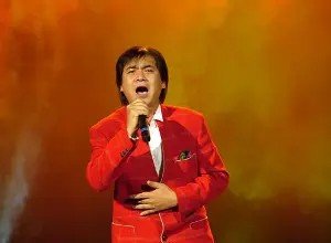 那是我小时候，我常坐在父亲的肩头………是什么歌？