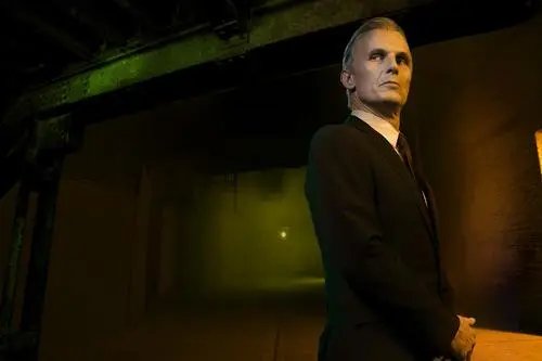 《血族》这部美剧中，结尾出现的神秘人究竟是谁？