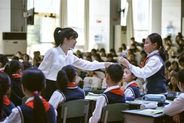 用凝视造句简单一点