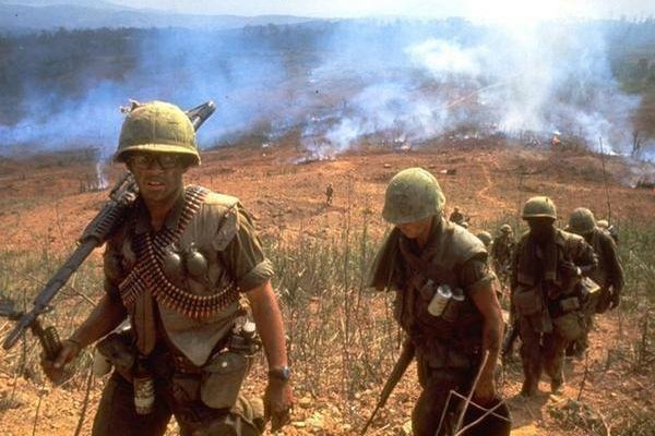 美国与越南进行丛林战争期间，为何美国不直接采用放火烧山的战术呢？