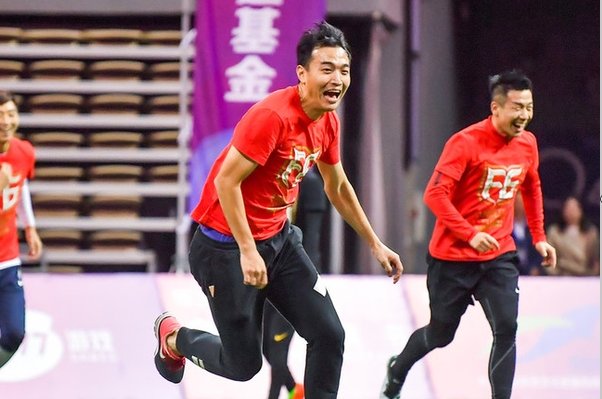 门将被红牌罚下的时候，球队应该怎么办？