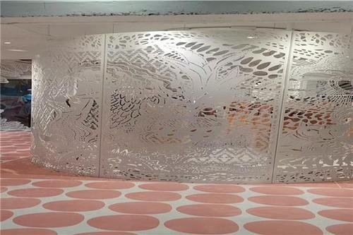 玻璃的材质很坚硬，人们是怎么在上面刻出花纹的？