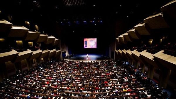 iPhone 6 发布会中「bigger than bigger」如何翻译最好?