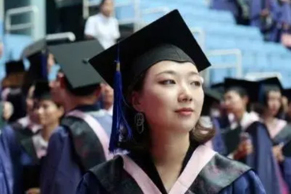 直博生需要读几年?