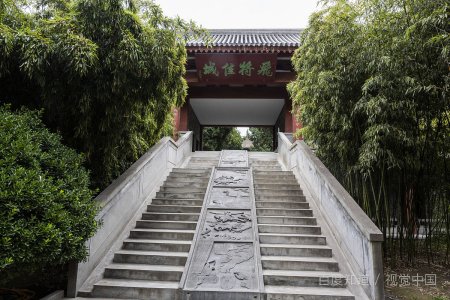 “李广出猎，见草中石，以为虎而射之，中石没镞，视之石也。”出自哪里？