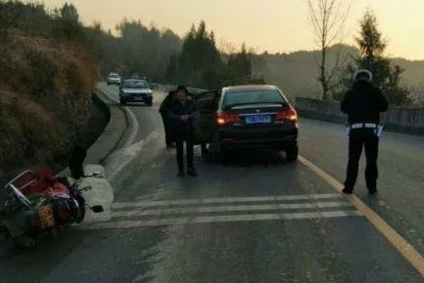 承德一救护车雪中打滑无法爬坡，8名车主自发推车手被冻得通红，你怎么看？