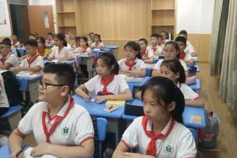 《班长的秘密》怎样写？