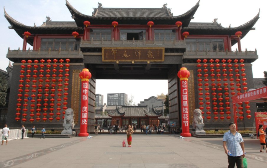 龙潭水乡成为空城的原因和建议分别是？