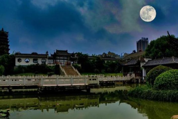 解衣欲睡,月色入户,欣然起行的翻译