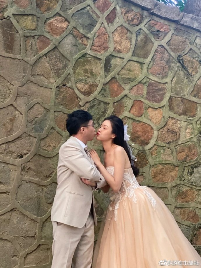 为什么tabe的女朋友能够一直不离不弃的陪在他身边呢?