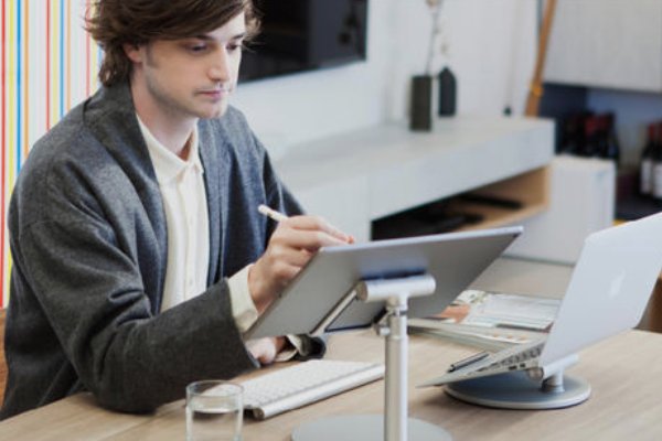 有句话怎么说来着？好像关于工作的。起得比鸡早什么什么的？？？？整句是什么？