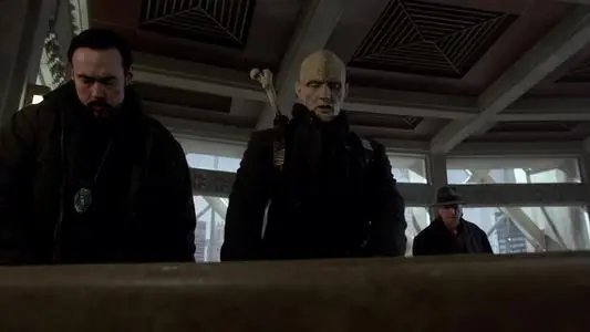 《血族》这部美剧中，结尾出现的神秘人究竟是谁？