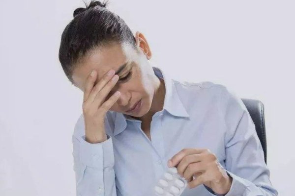 有句话怎么说来着？好像关于工作的。起得比鸡早什么什么的？？？？整句是什么？