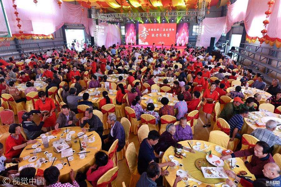 浙江一女子蹭吃喜寿宴顺走白酒被拘，你如何看待此女子的行为？