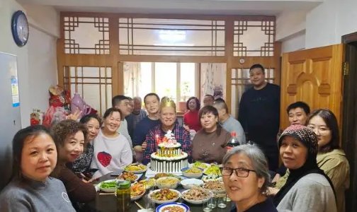 眉下添眉的意思