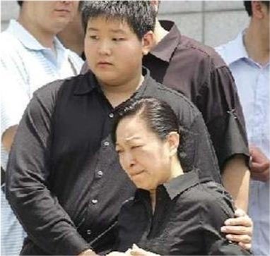 2009年罗京因病离世，葬礼上痛哭流涕随妈改嫁的罗疏桐，如今怎样了？