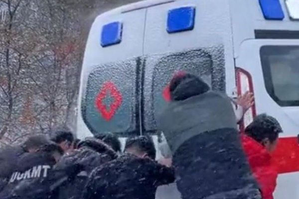 承德一救护车雪中打滑无法爬坡，8名车主自发推车手被冻得通红，你怎么看？