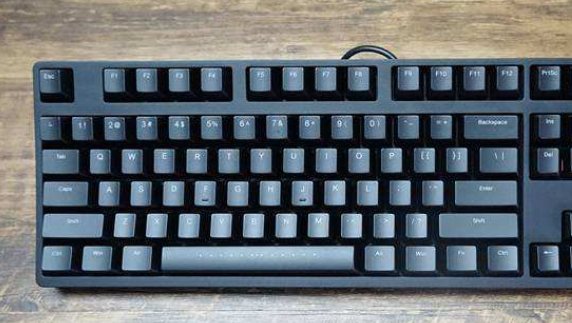 如何在电脑上打出中文的逗号和英文的逗号？