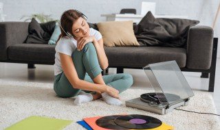 抱紧你的我比国王富有是什么歌 抱紧你的我比国王富有歌词介绍