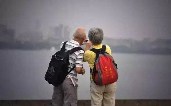 一家人出游，儿女提议AA制，你怎么看？