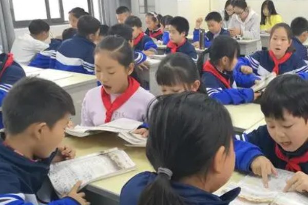 山高路远坑深大军纵横驰奔是为了赠送给谁写的