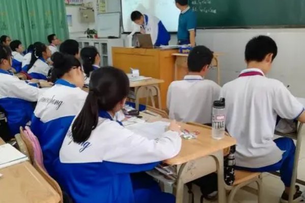 成语如临深渊如履薄冰的意思