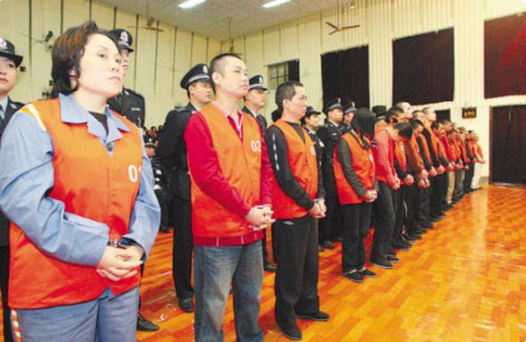 现代版“武则天”才萍，曾同时养着16名年轻男子，她为什么要这样做？