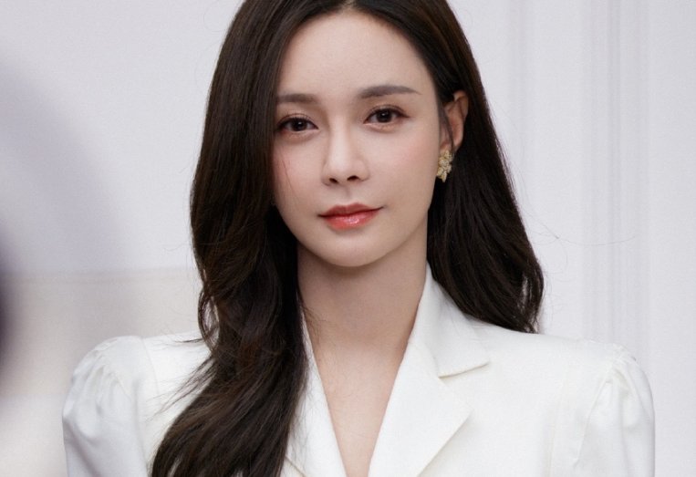 沈梦辰内衣穿在西装外面,这是最新的时髦吗?