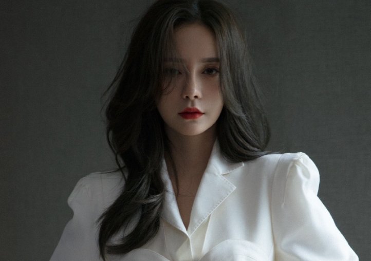 沈梦辰内衣穿在西装外面，这是最新的时髦吗？