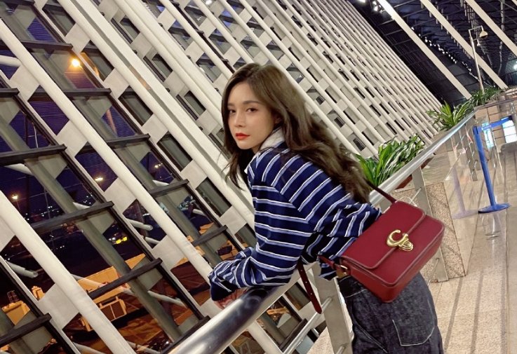 沈梦辰内衣穿在西装外面,这是最新的时髦吗?