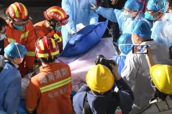 想大口喝矿泉水长沙女孩的双腿保住了，女孩是如何在那场故事中幸存下来的？