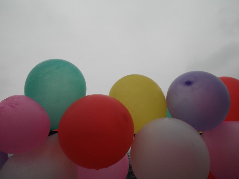 阴天气球的歌曲背景